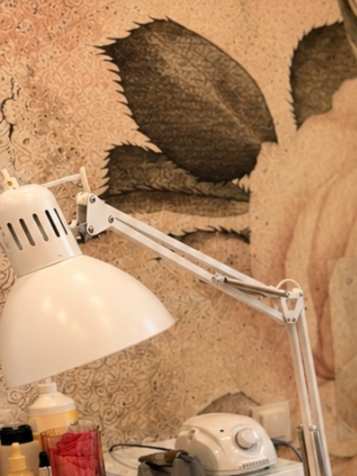 Stanowisko stylizacji paznokci, lampa i narzędzia